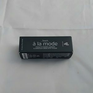 Younique a la Mode Cream to Powder Luminizer Pearl